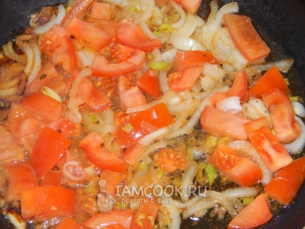 Пожарить лук с помидором