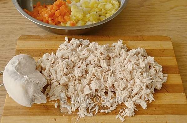 Нарезать куриную грудку