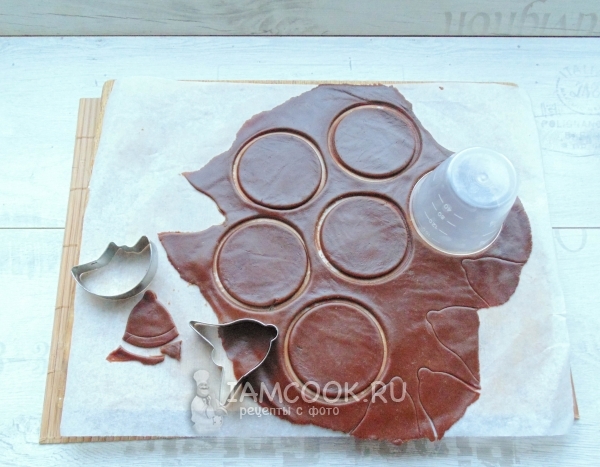Вырезать из коричневого теста необходимые элементы