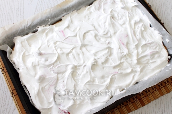 Выложить белки на пирог