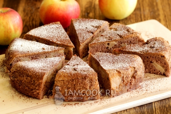 Фото шарлотки с яблоками в мультиварке