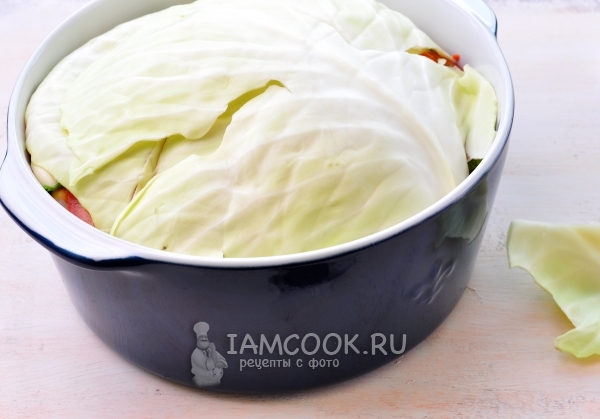 Накрыть капустными листьями