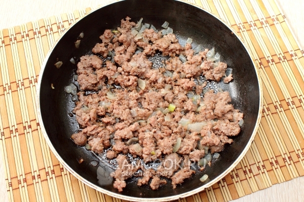 Поджарить фарш с луком
