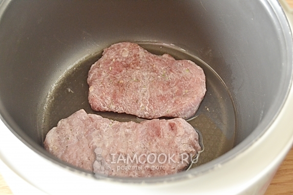 Положить в мультиварку мясо