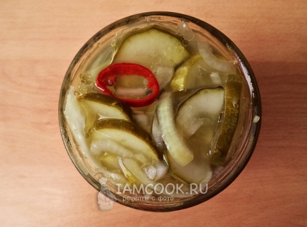 Переложить огурцы в банку