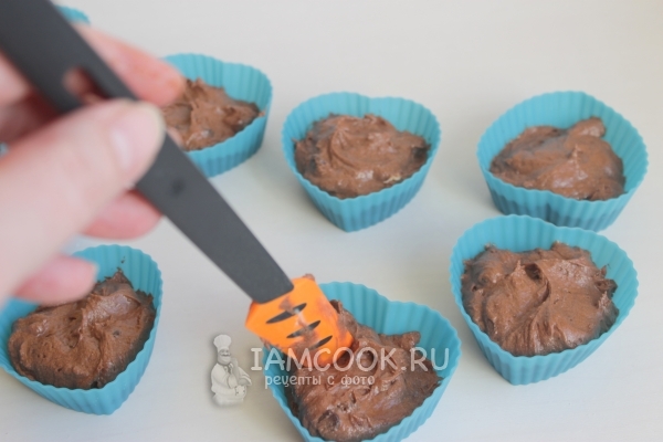 Заполнить формочки шоколадным тестом