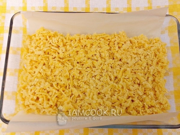 Натереть на терке тесто