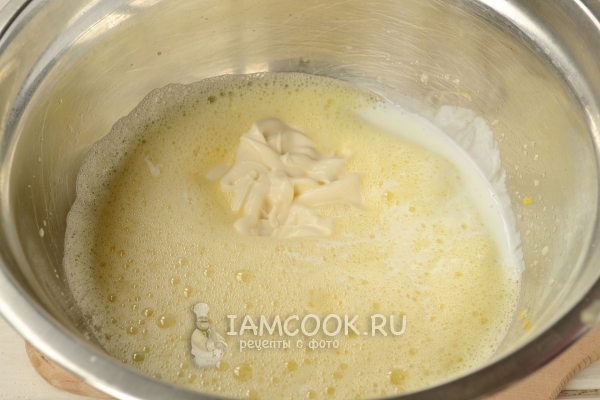 Положить кефир и майонез