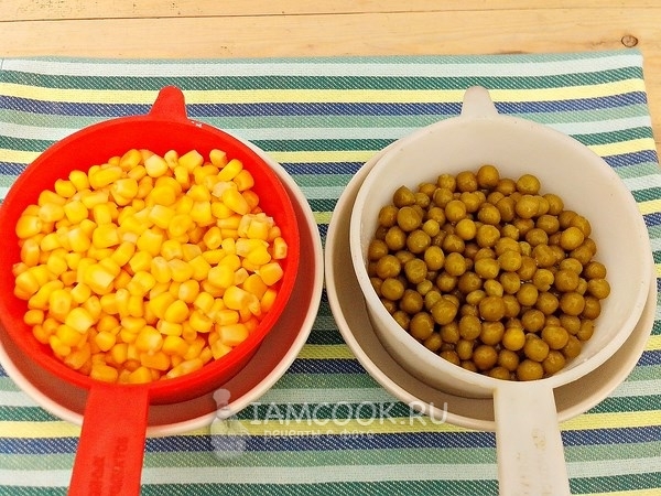 Слить жидкость с кукурузы и гороха