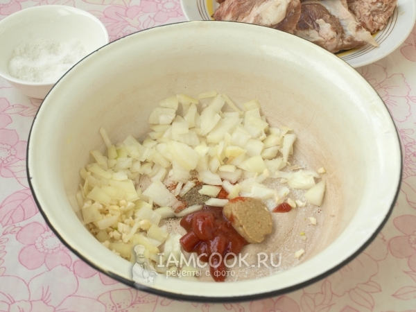 Соединить лук, чеснок, томатную пасту, горчицу и специи