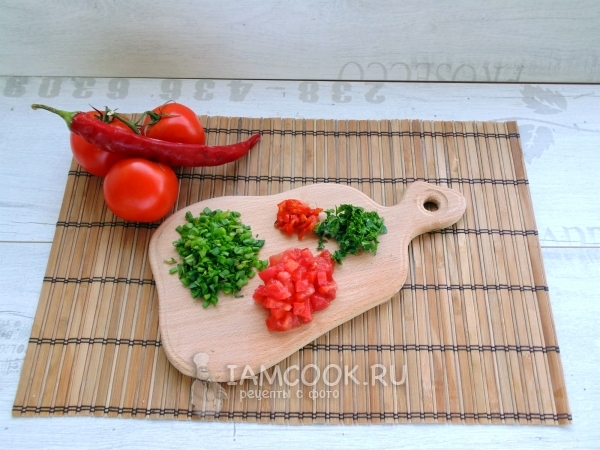 Порезать помидор, зелень и перец
