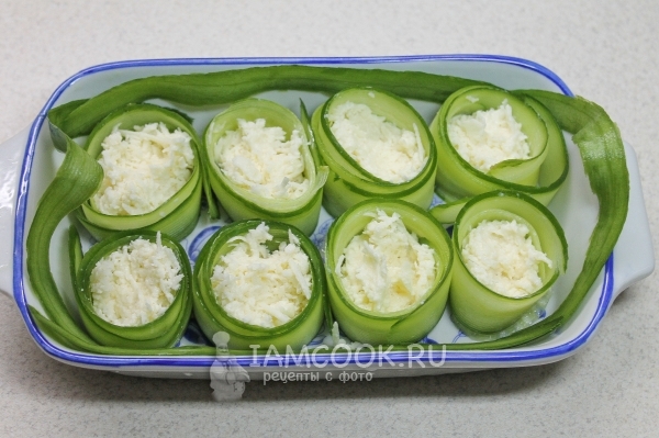 Наполнили огуречные бочёнки сыром