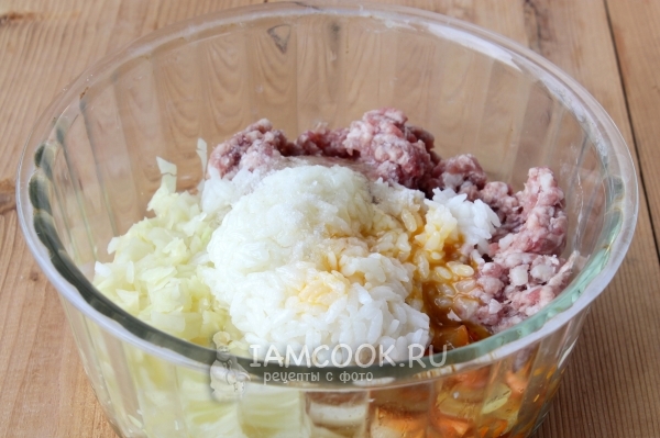 Добавить рис, яйцо и соль