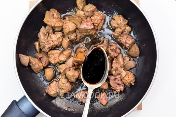 Полить печень бальзамическим уксусом