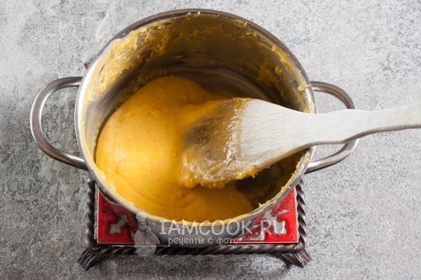Варить желтки с сиропом до загустения