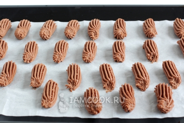 Выдавить на противень печенье