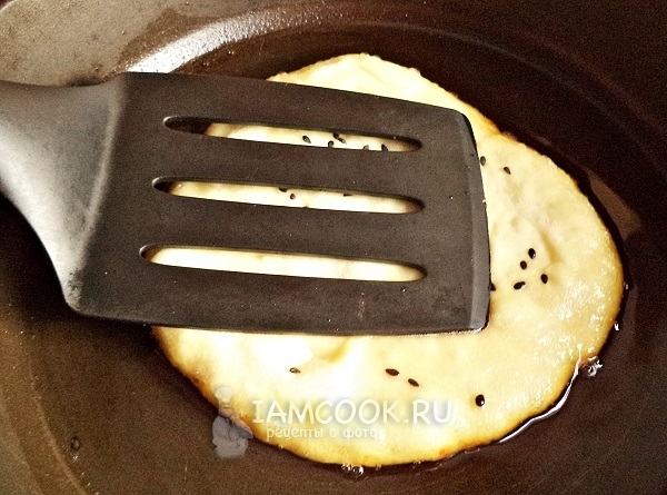 Положить лепешку на сковороду с маслом