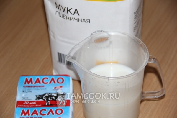 Смешать молоко с дрожжами и сахаром