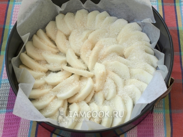 Выложить в форму яблоки, посыпанные сахаром