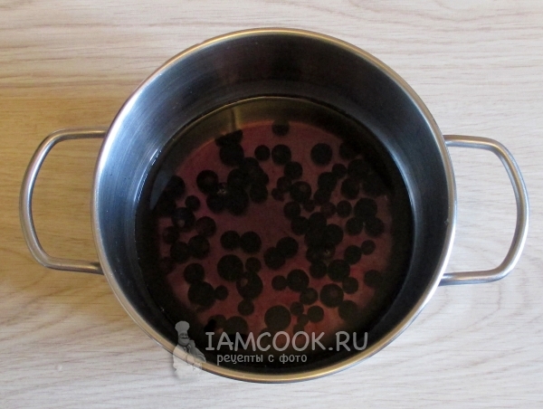 Положить ягоды в воду