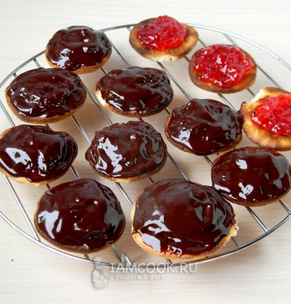 Полить шоколадом