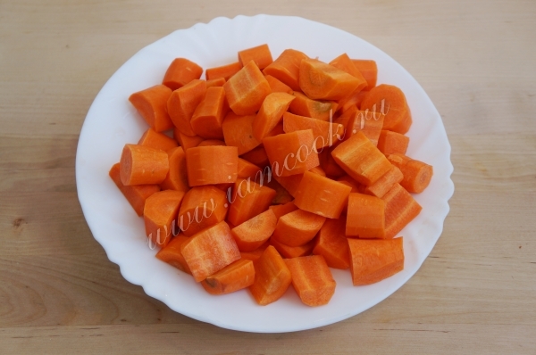 Морковь кусочками