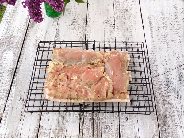 Уложить куриное филе