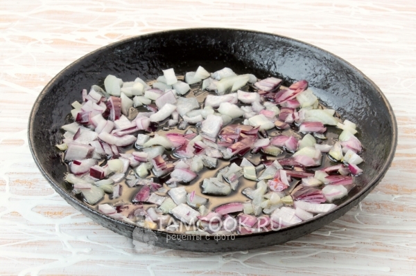 Обжарить лук