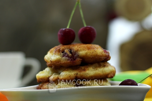 Рецепт пышных оладий с черешней