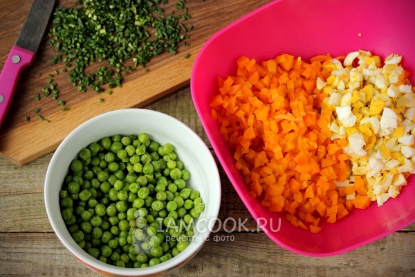 Подготовить зеленый горошек и лук