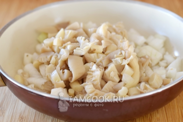 Обжарить грибы с луком