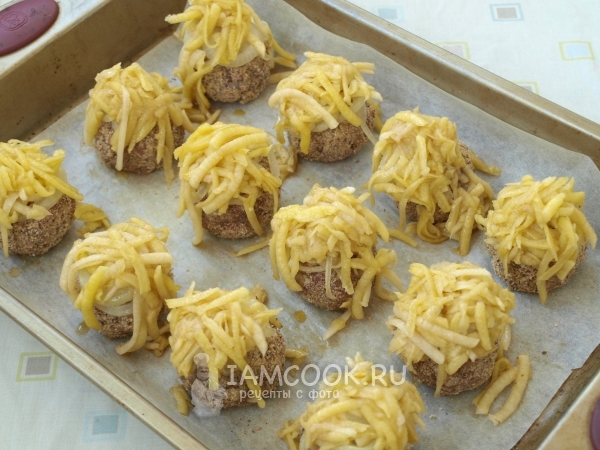 Выложить картофель на мясные шарики