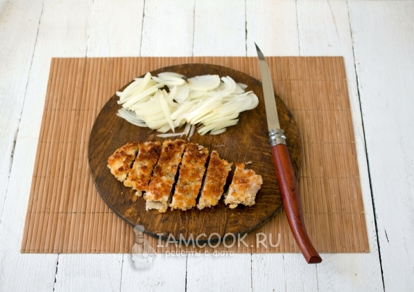 Нарезать лук и отбивную