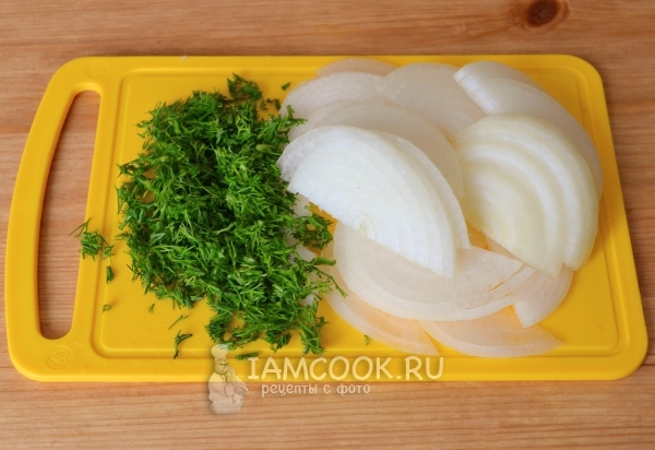 Нарезать лук и укроп