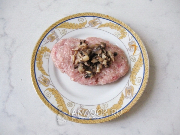 Положить грибы на фарш