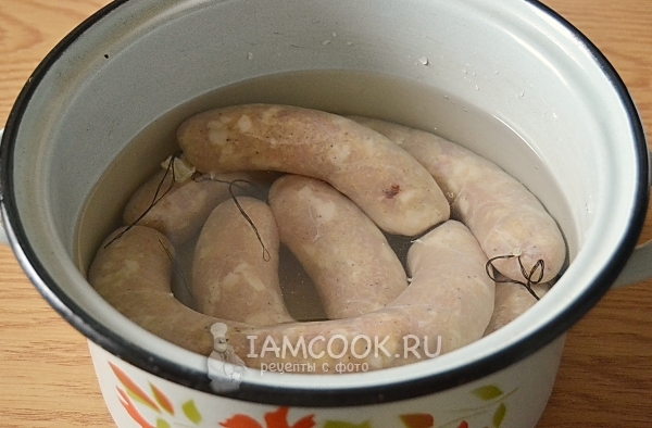 Положить колбасу в воду