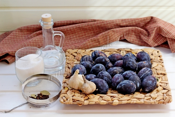 Ингредиенты для маринования сливы с чесноком
