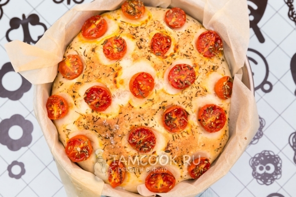 Готовая фокачча с черри и прованскими травами