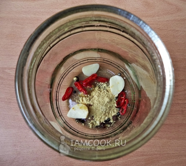 Положить в банку чеснок, перец, горчицу и специи