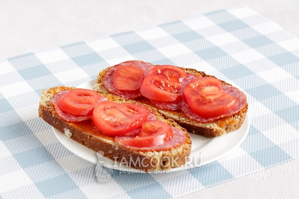 Бутерброды с колбасой и помидорами