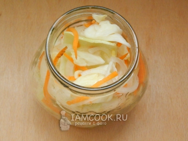 Уложить капусту в банку