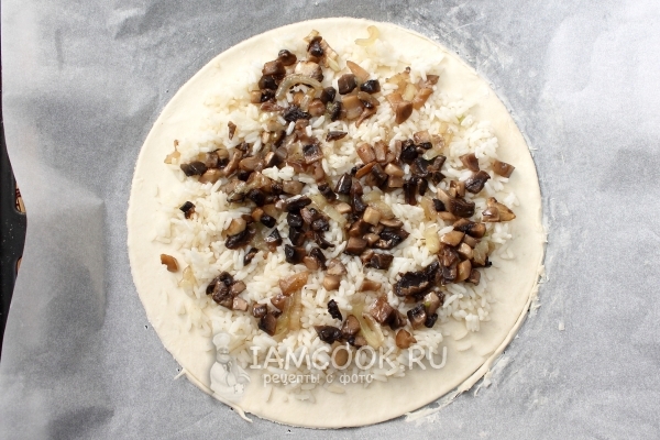 Положить начинку из риса и грибов