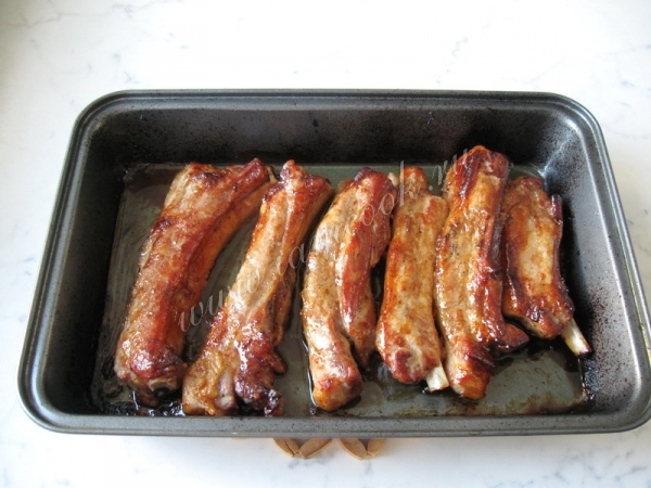 Запеченные свиные ребрышки