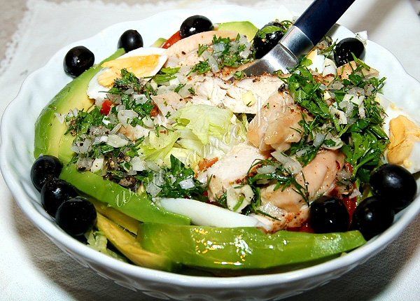 Рецепт салата с курицей и авокадо