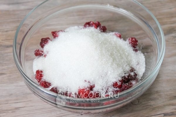 Засыпать малину сахаром