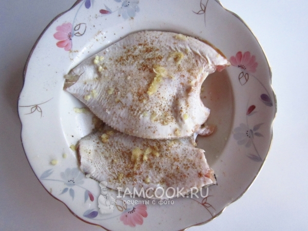 Натереть рыбу специями