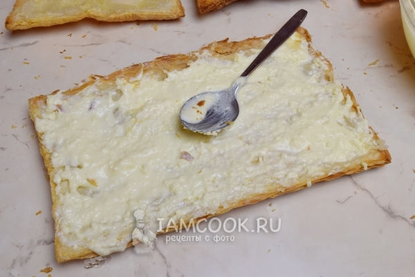Смазать корж кремом