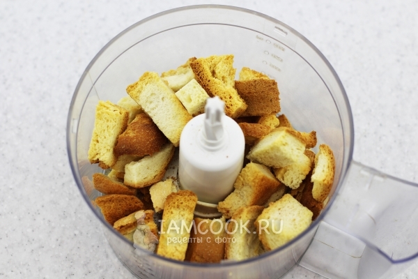 Перемолоть сухарики в блендере