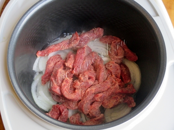 Мясо с луком в чаше мультиварки