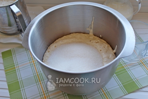 Всыпать в опару сахар